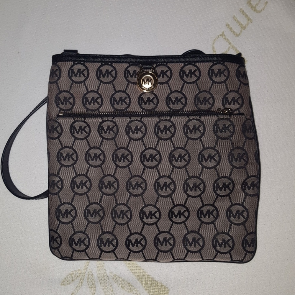 Crossbody Michael Kors purse