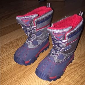 Osh kosh toddler boys winter boots size 7.