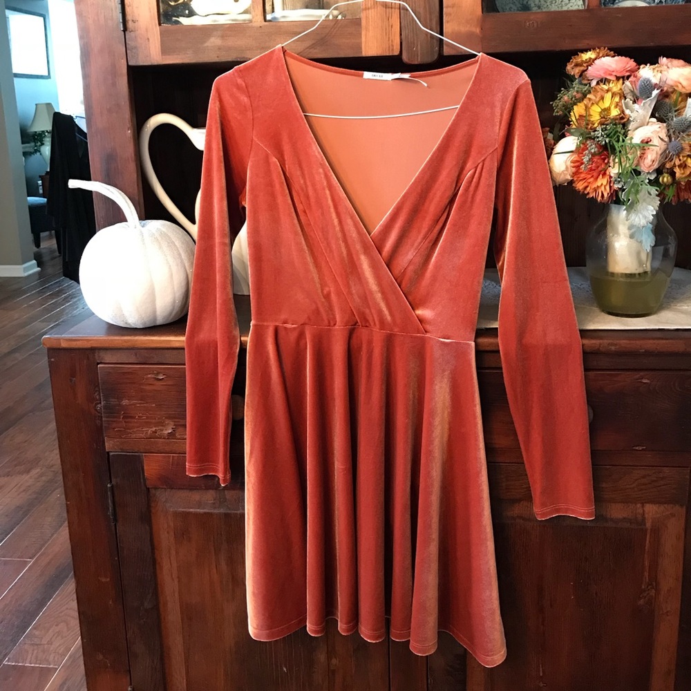 BEAUTIFUL BRAND NEW🍂Kimchi Blue🍁 velvet dress