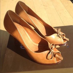 Sophisticated Ralph Lauren Tan Peep-Toes