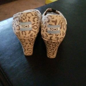 Tom's leopard wedges