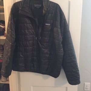 Black Patagonia nano puff pull over. Men’s large