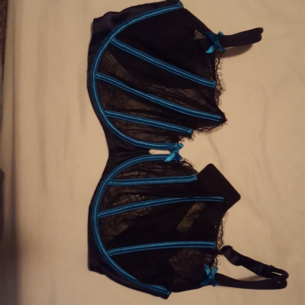 Size 42G  Cacique Blue & Black boned bra