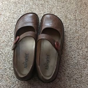 Used Alegria by PG Lite brown .Mary Jane style