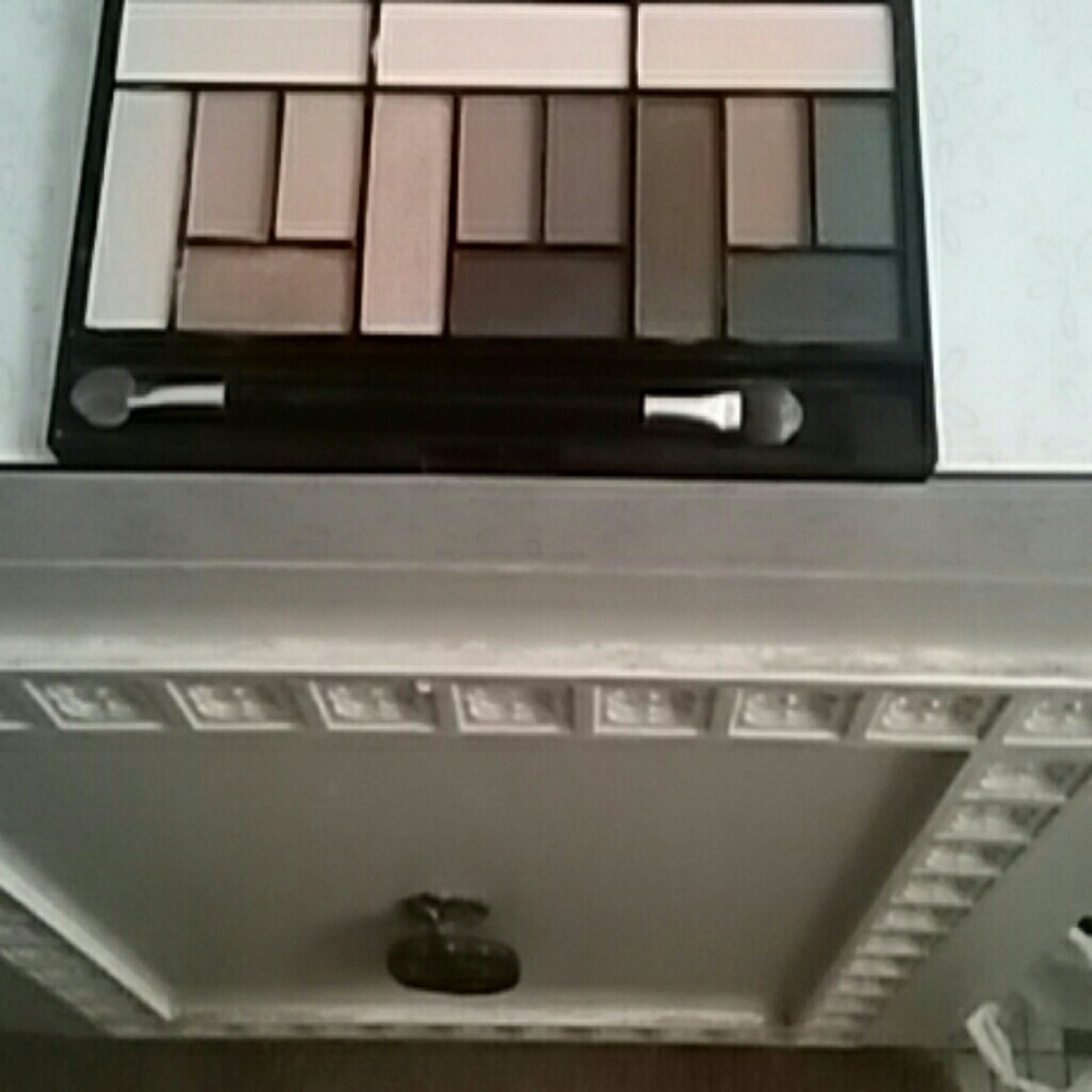 Eyeshadow - Picture 2 of 4