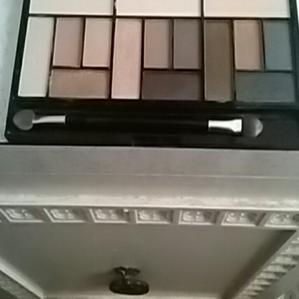 Eyeshadow - Picture 3 of 4