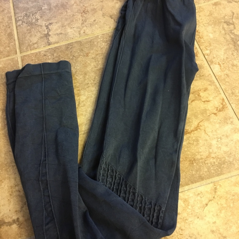 Cute jean colored nylon leggings.