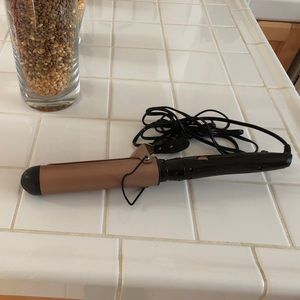 1”1/2 Argan Heat curling iron.
