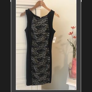 Sleeveless lace dress
