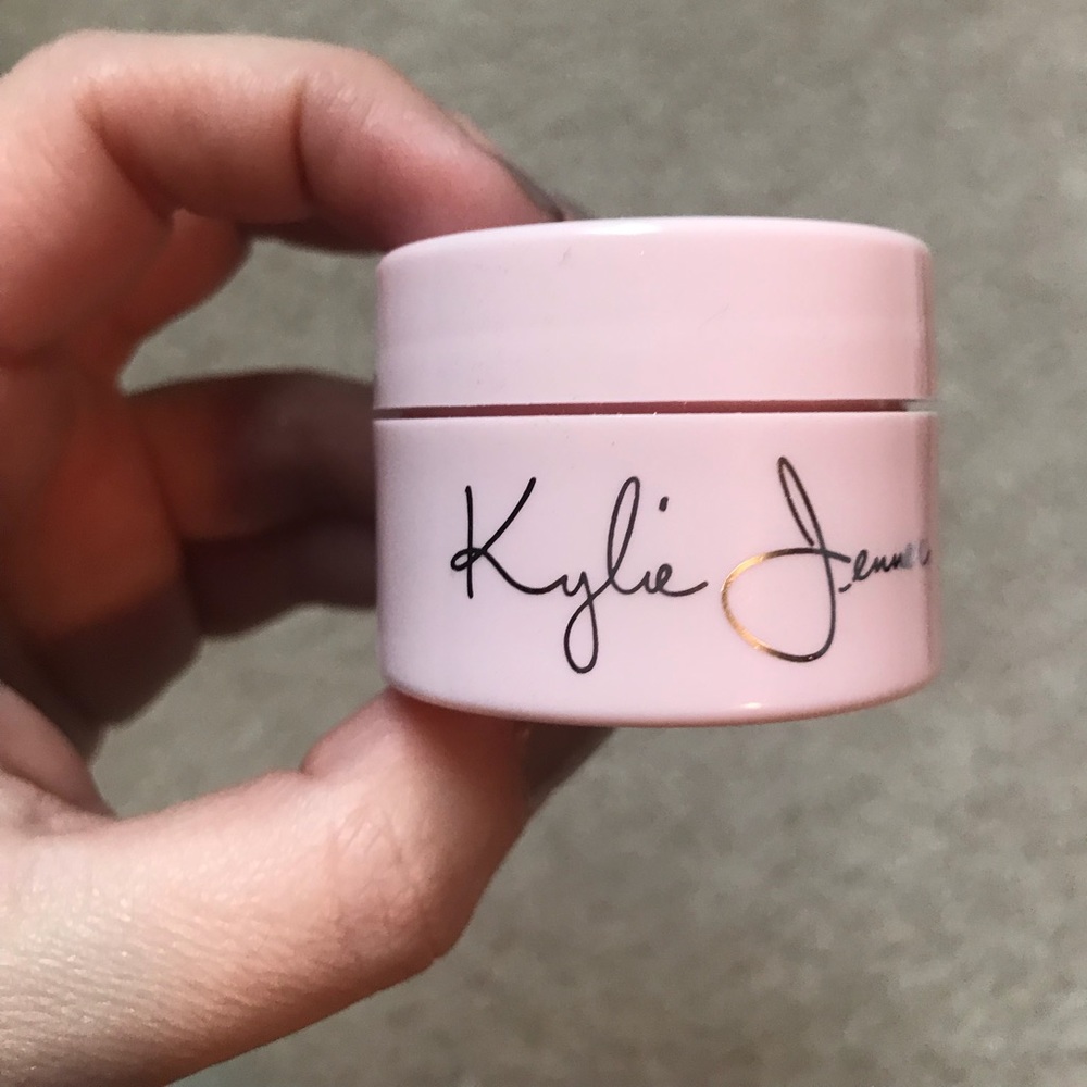 Kylie Jenner loose highlighter