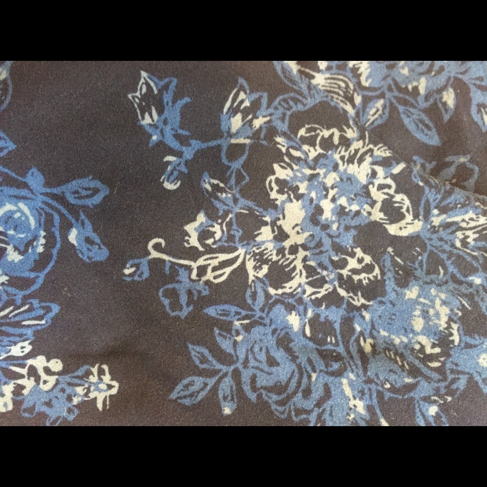 Never worn TC LulaRoe blue floral leggings