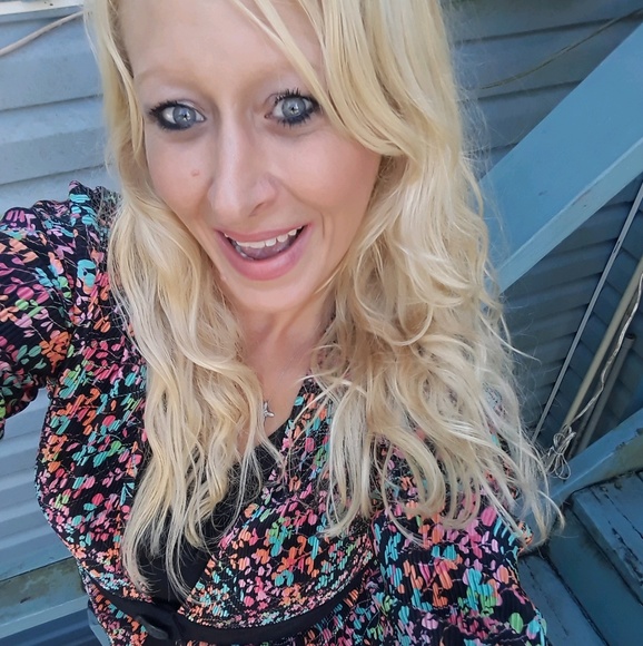 Meet your Posher, Laura - Picture 1 of 1