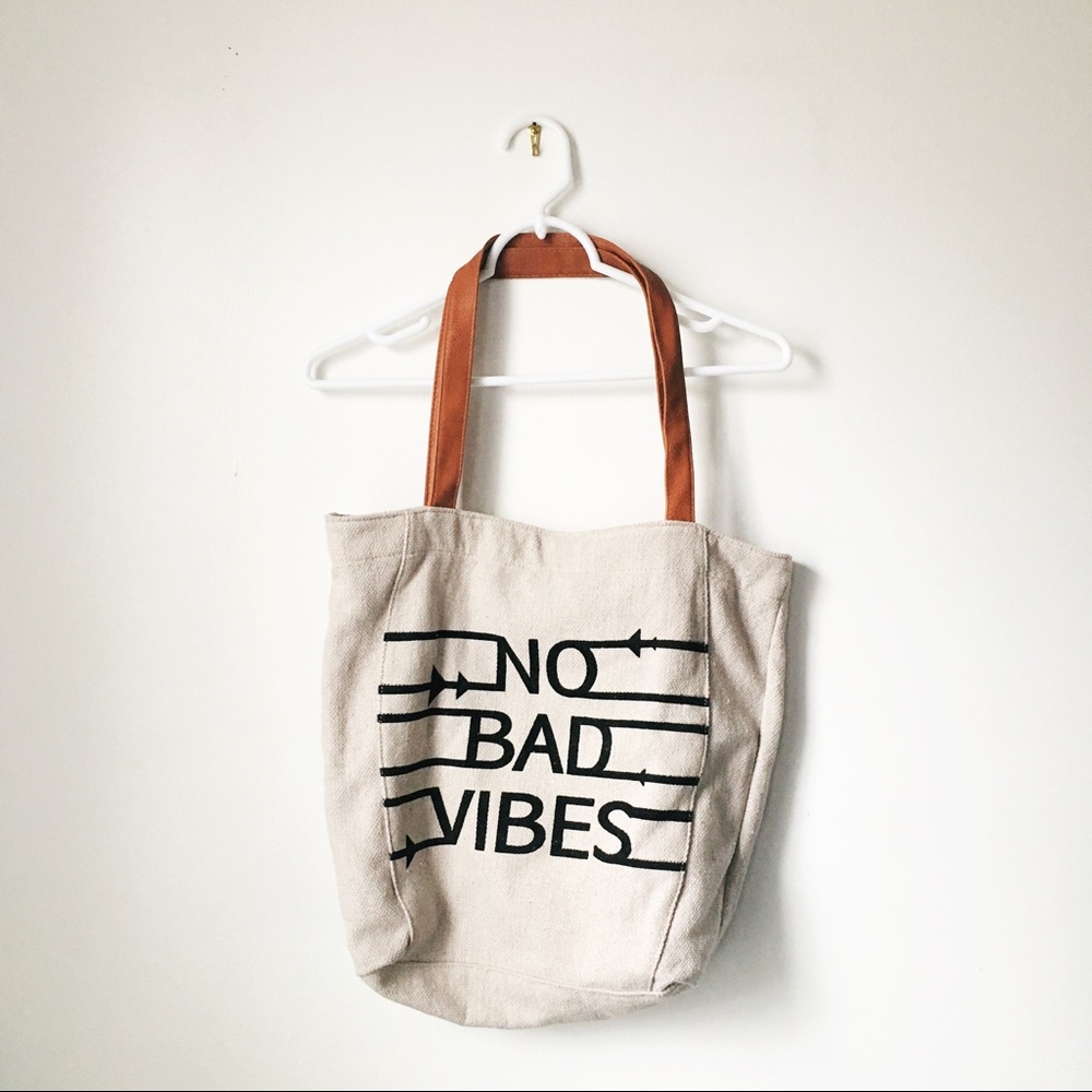 NO BAD VIBES Tote