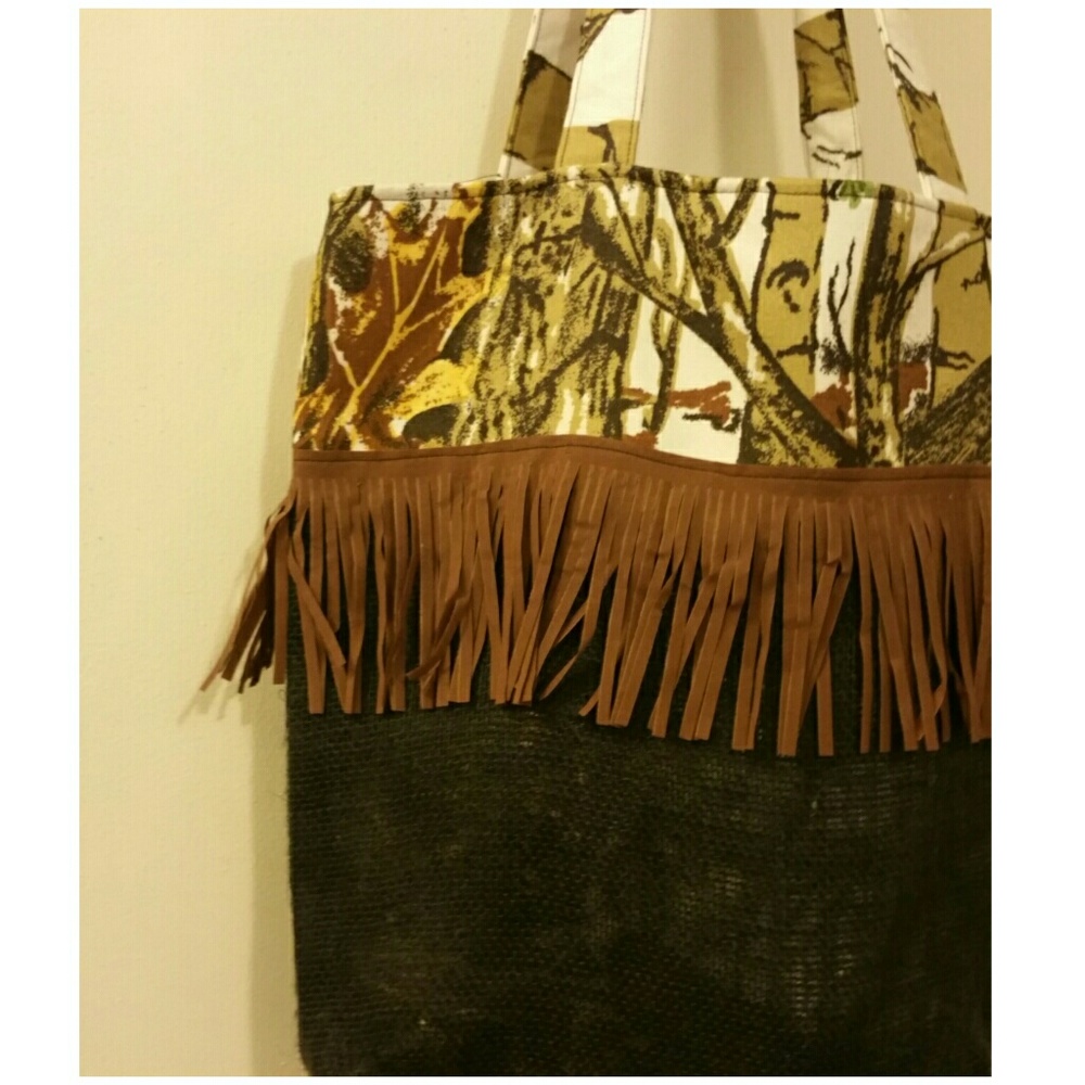 NEW BURLAP CAMO FABRIC TOTE W/FRINGE - Picture 2 of 3