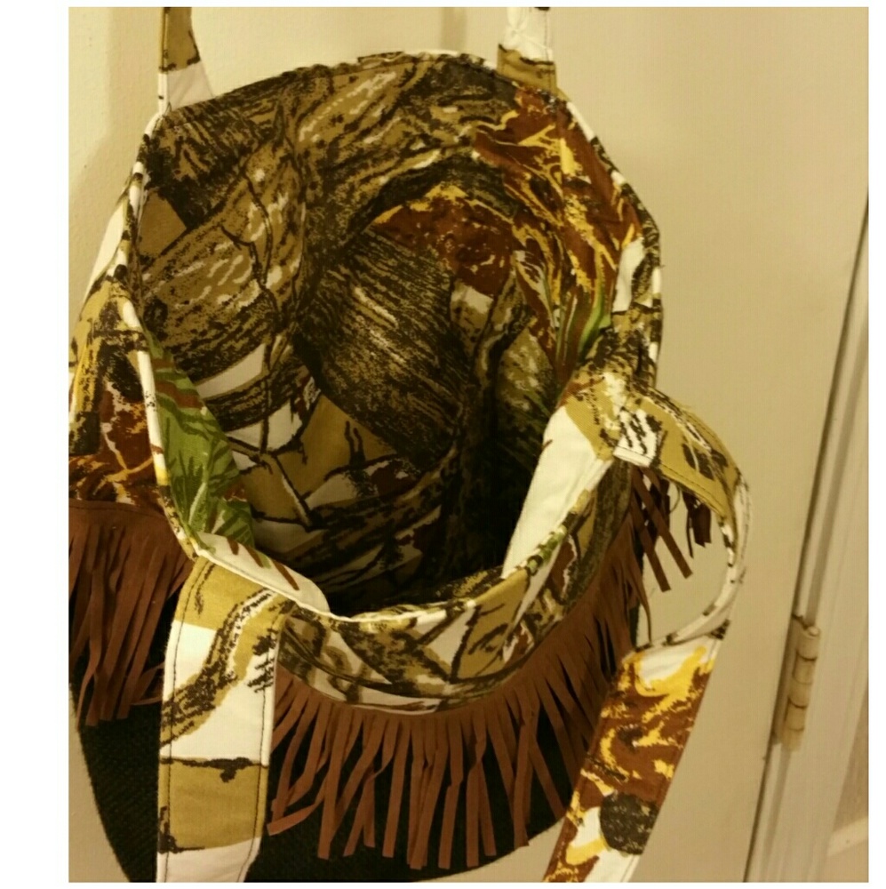 NEW BURLAP CAMO FABRIC TOTE W/FRINGE - Picture 3 of 3