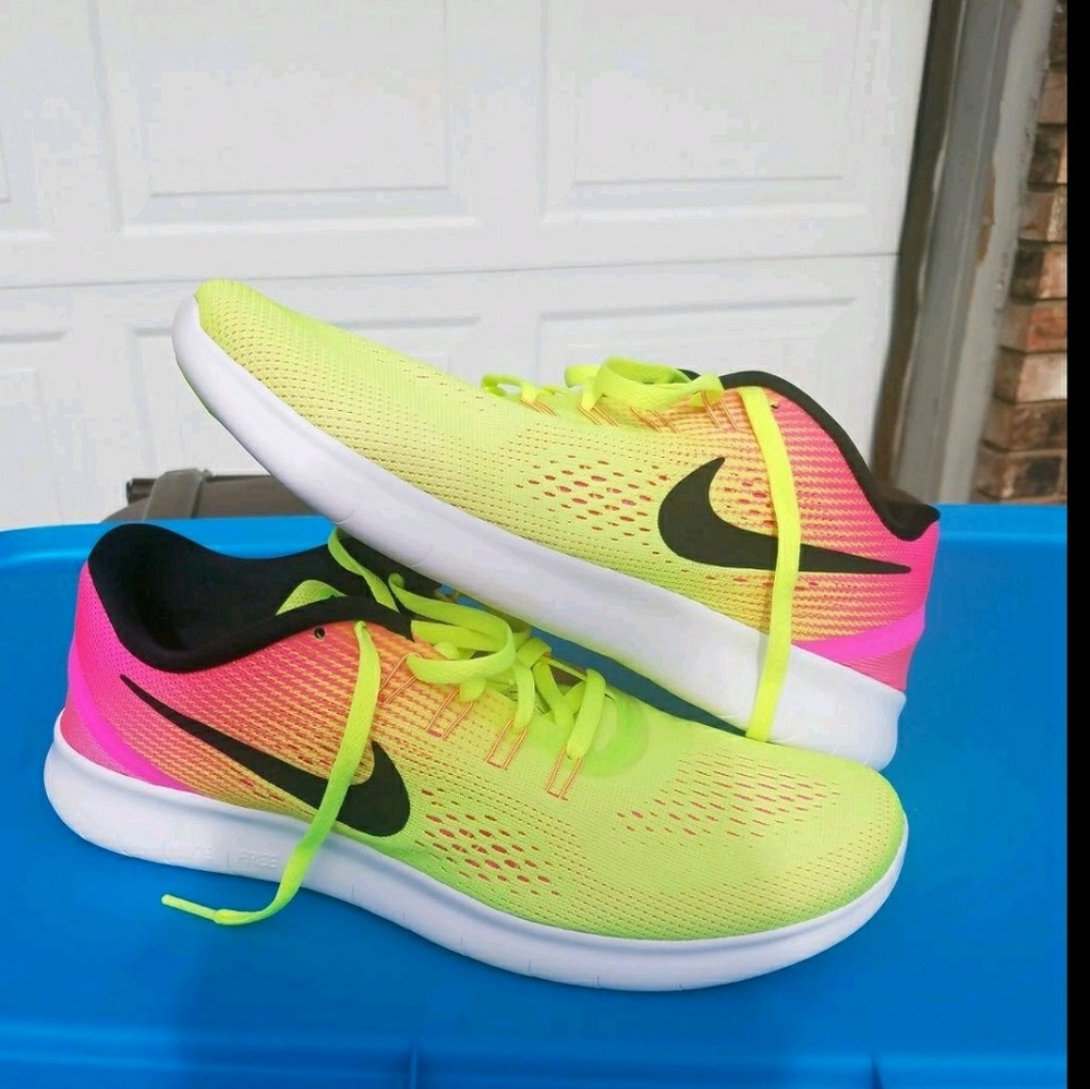 BRAND NEW W/OUT TAGS... NIKES SIZE 8.5