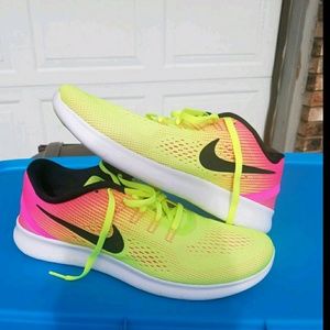 BRAND NEW W/OUT TAGS... NIKES SIZE 8.5