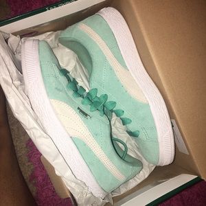 Turquoise pumas