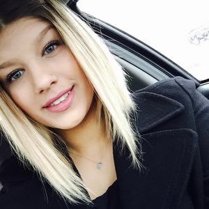 Meet your Posher, Larissa