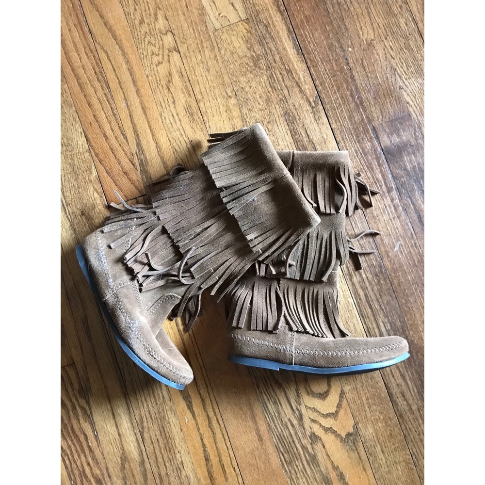 NWOT Minnetonka 3 Layer Fringe Boots