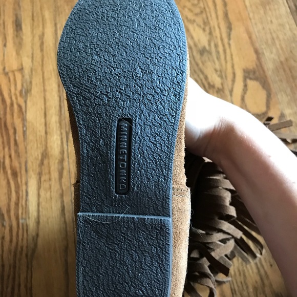 NWOT Minnetonka 3 Layer Fringe Boots - Picture 4 of 5