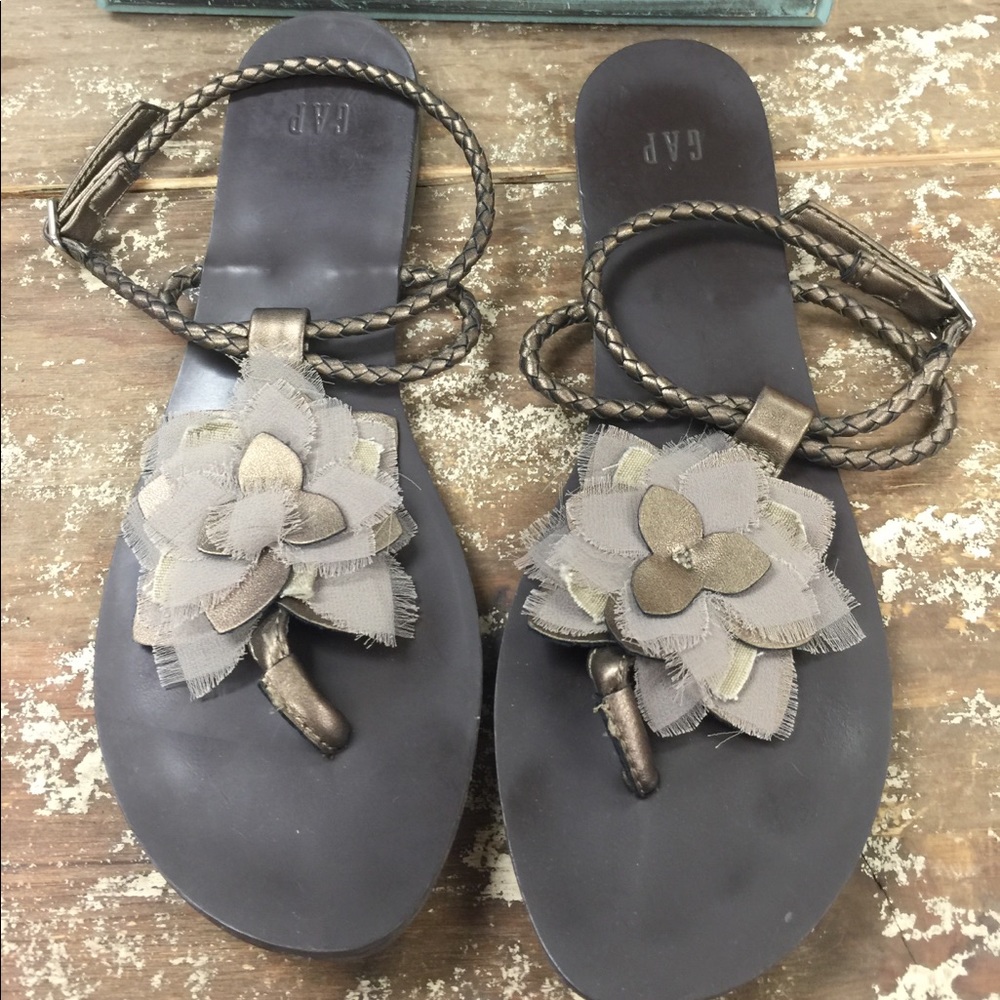 Gap flat thong sandals size 7