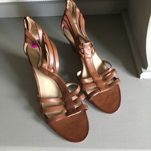 BNWT Bandolino Wedges size 8.5 cage strappy