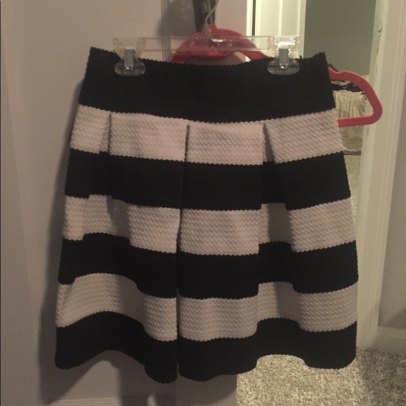 Black and white structured aline skirt - Picture 2 of 2