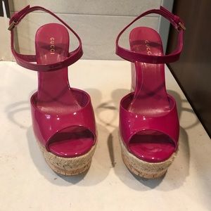Pre-Owned Gucci Hollie patent leather wedge