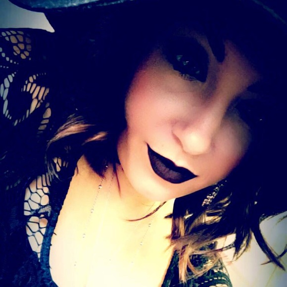 Meet your Posher, Amanda - Picture 1 of 1