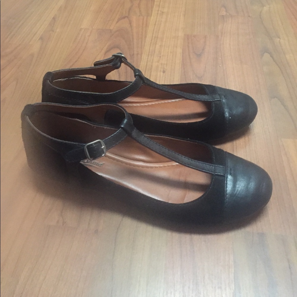 Like new lucky brand t-strap flats