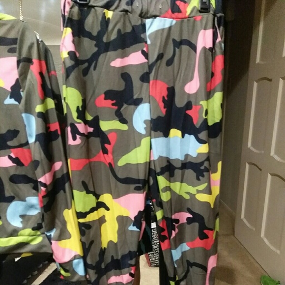 Multi Colored Pants set size Lrg - Picture 3 of 3