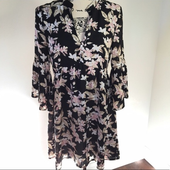 Dresses & Skirts - Flowy floral dress