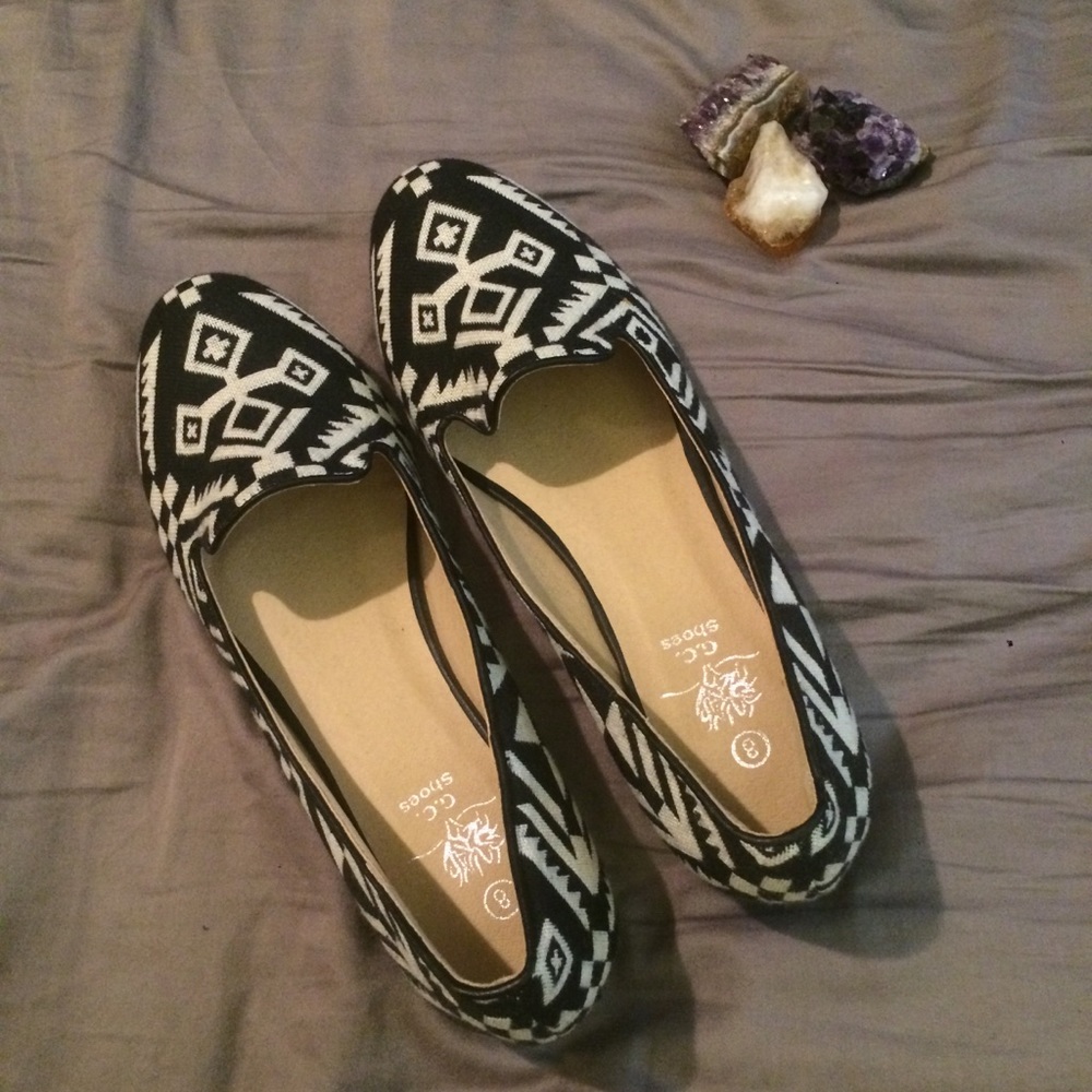 Patterned Flats NWOT ✨