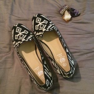 Patterned Flats NWOT ✨