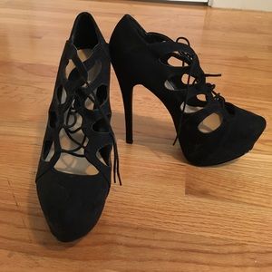 Lace-up Black Pumps
