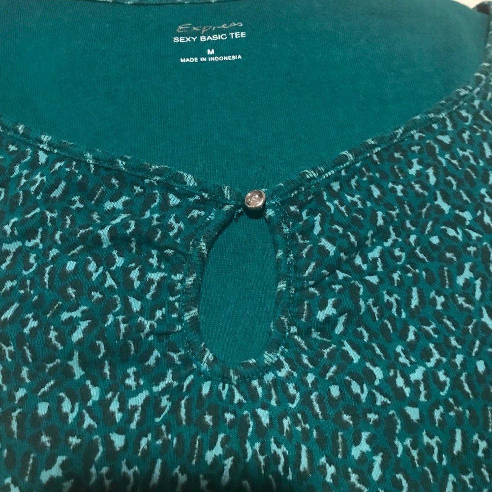 Express sexy basic tee Medium - Picture 2 of 3