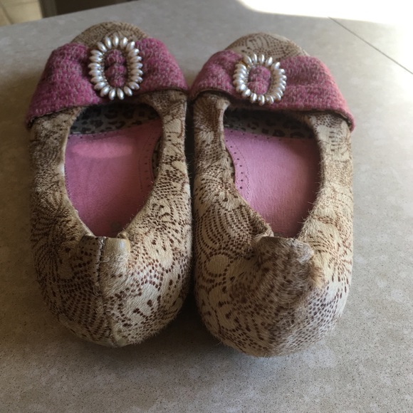 Fur with pearl and rhinestone embellished flats - Picture 2 of 6