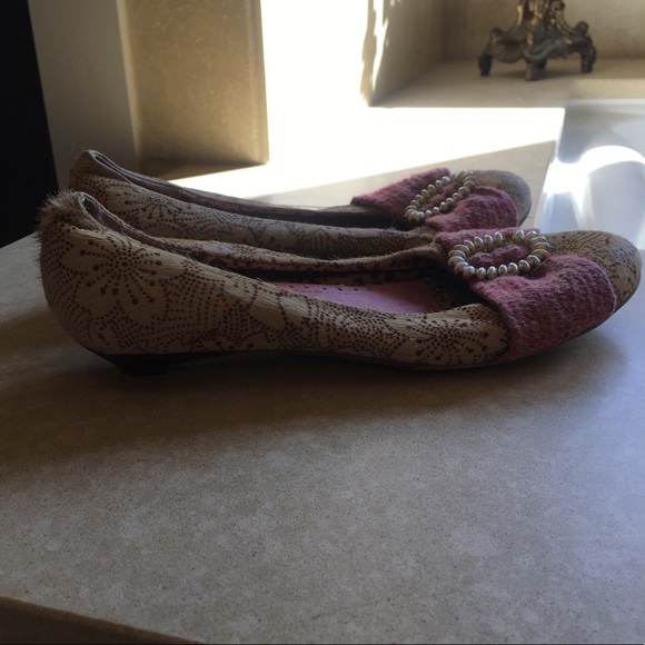 Fur with pearl and rhinestone embellished flats - Picture 5 of 6