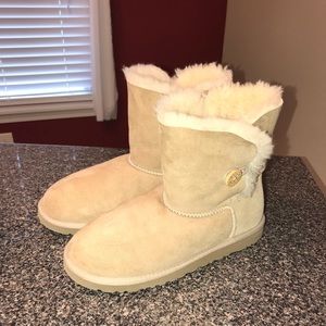 Authentic UGG Bailey button boots, Sand size 6