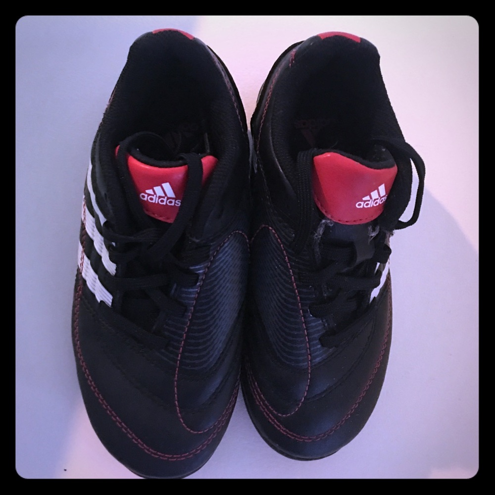 Kids soccer shoe