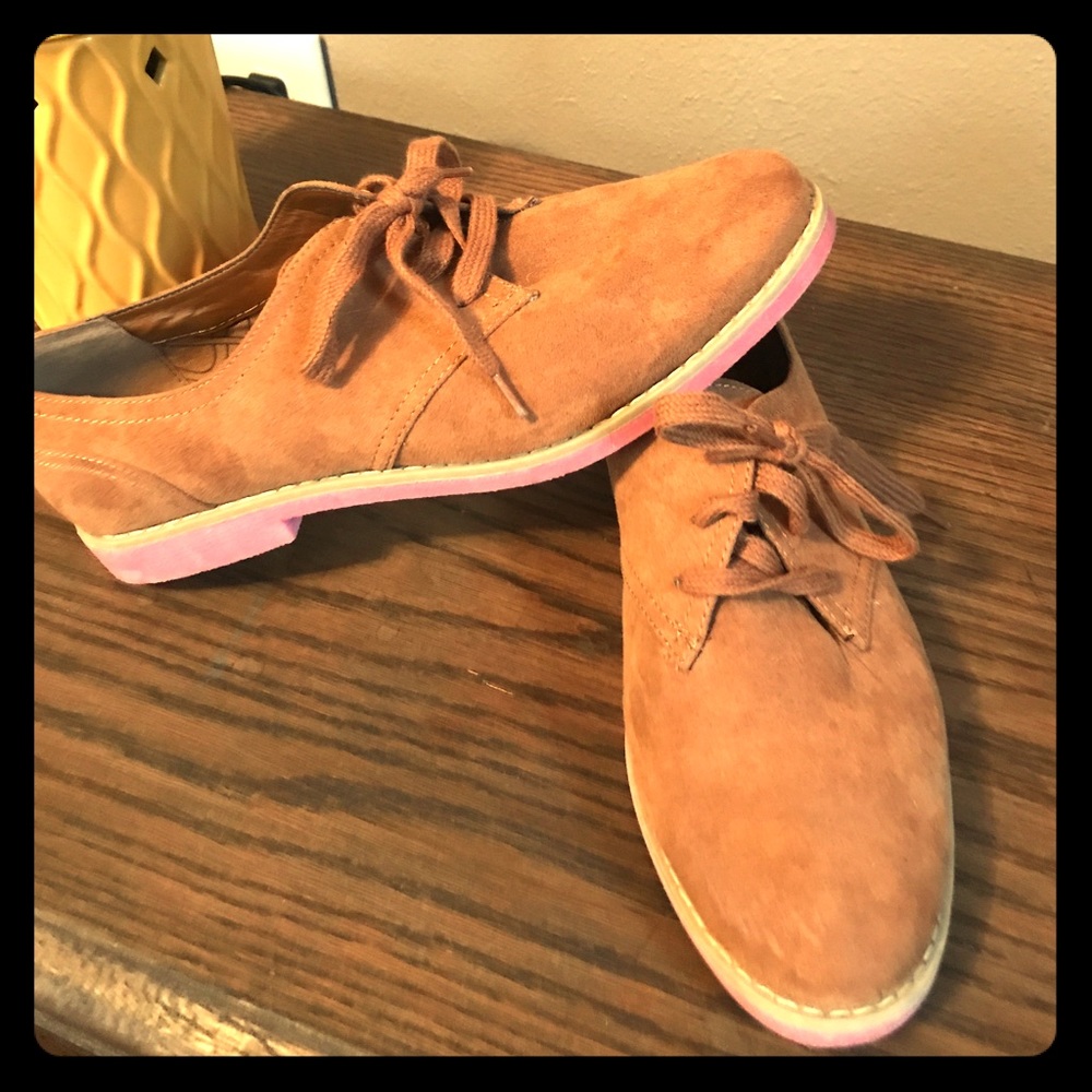 Camel suede oxfords with pink soles. 👞