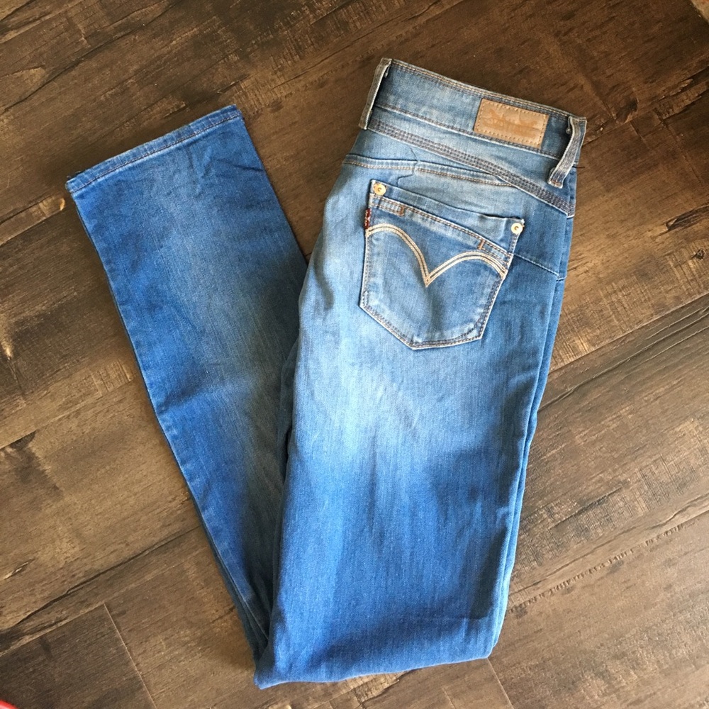 Medium blue faded Levi’s skinny leg jeans 28W 32L