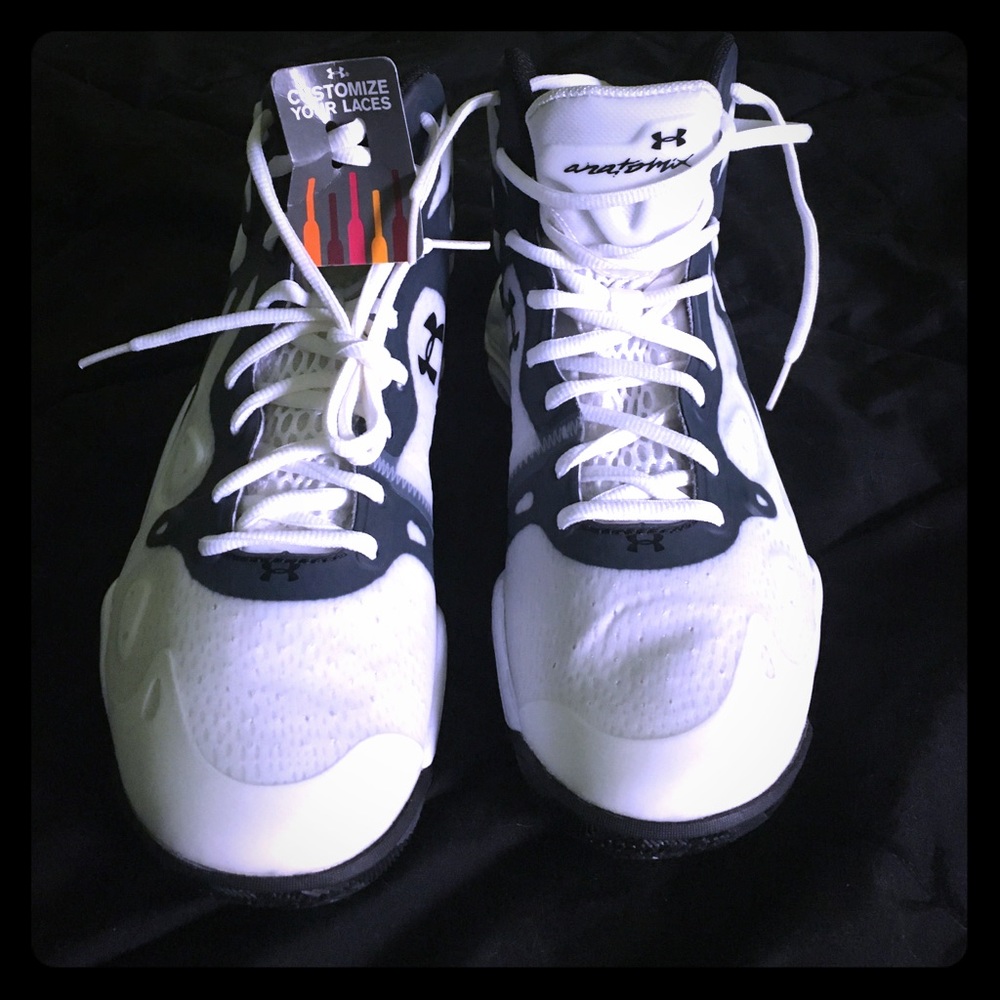 Nwn Under Armour basketball shoes