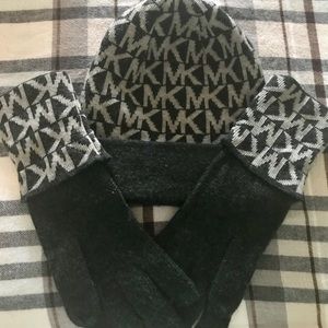 ❄️❄️ Michael Kors beanie and gloves set ❄️❄️