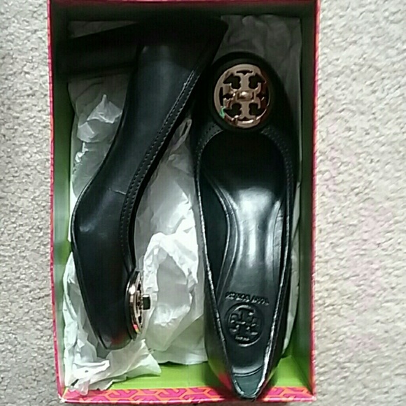 Brand new Tory Burch Selma Mid Heel pump - Picture 1 of 5