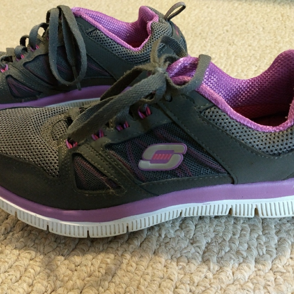 Skechers womens shoes. Size 7