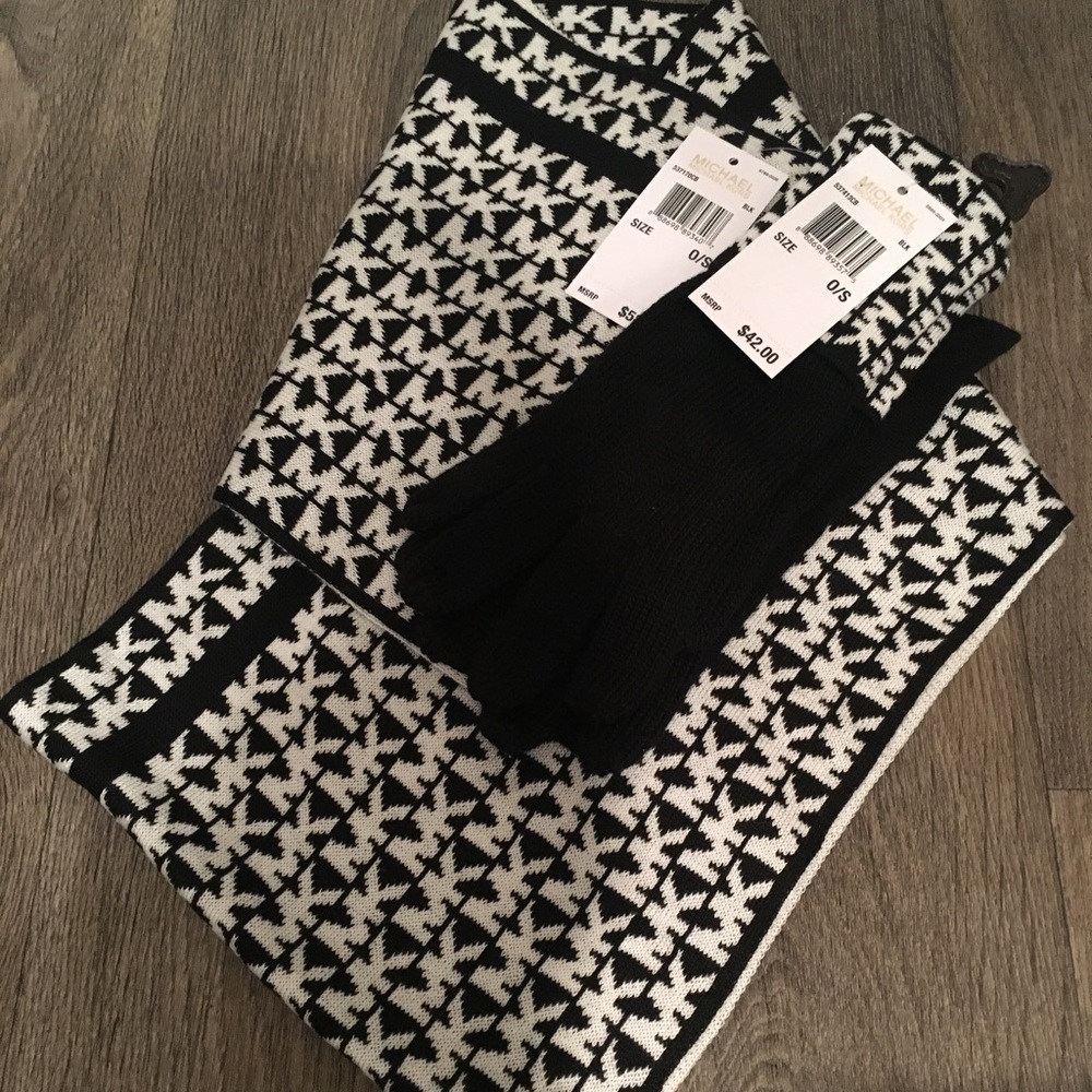 🎈Michael Kors Scarf and gloves Bundle🎈