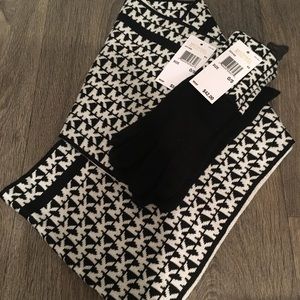 🎈Michael Kors Scarf and gloves Bundle🎈