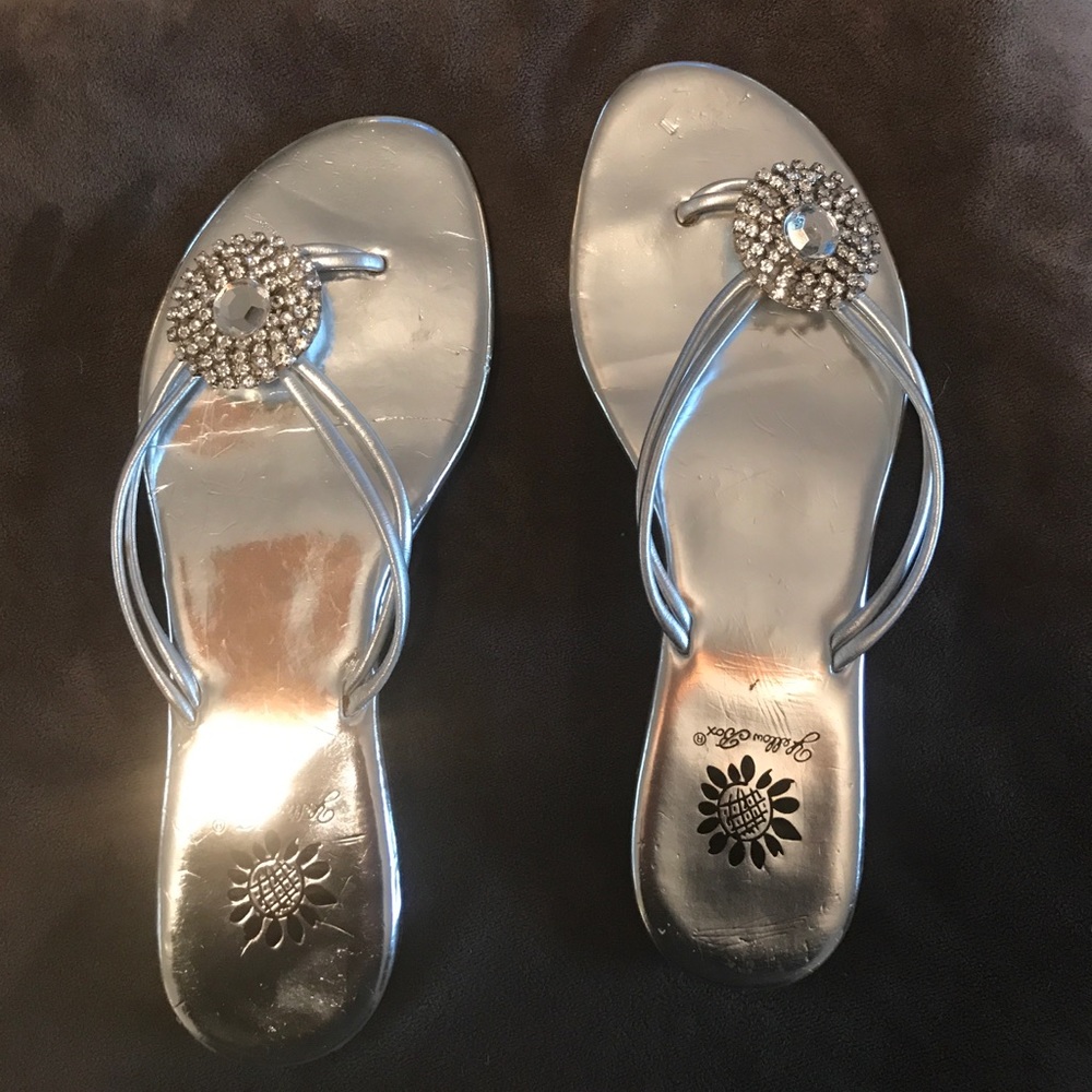 🎃 YELLOW BOX CUTE SILVER AND RHINESTONE SANDAL!🎃